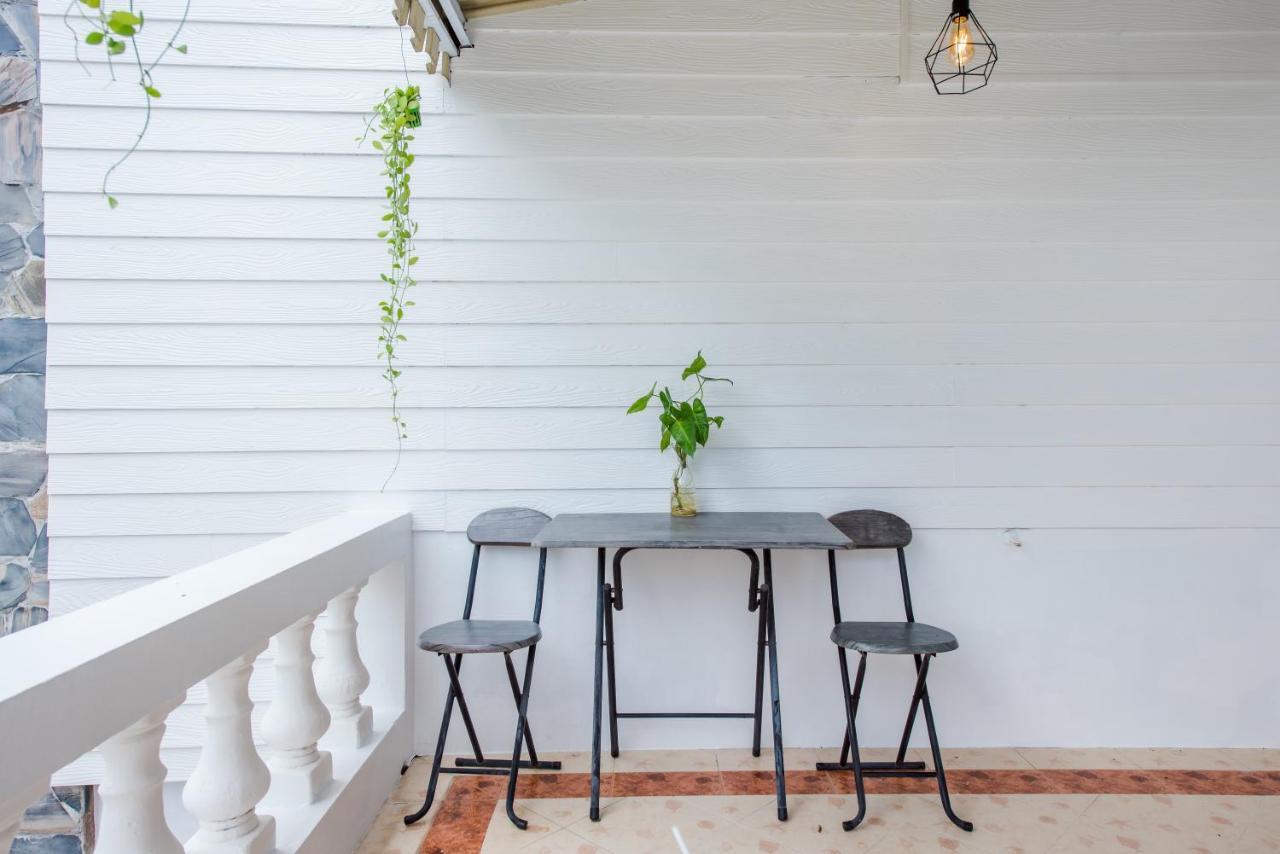 White Beach House Hua Hin 20 Second To The Beach Exterior photo